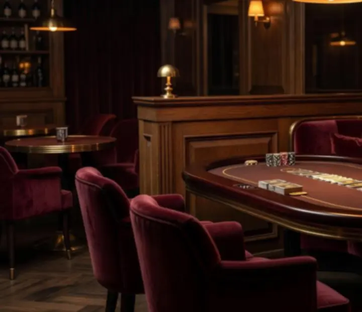 Ambiance du salon de cartes avec éclairages ambrés, bois naturel et tables de poker