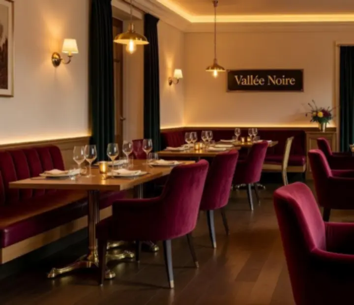 Table dressée au restaurant Vallée Noire dans une lumière ambrée