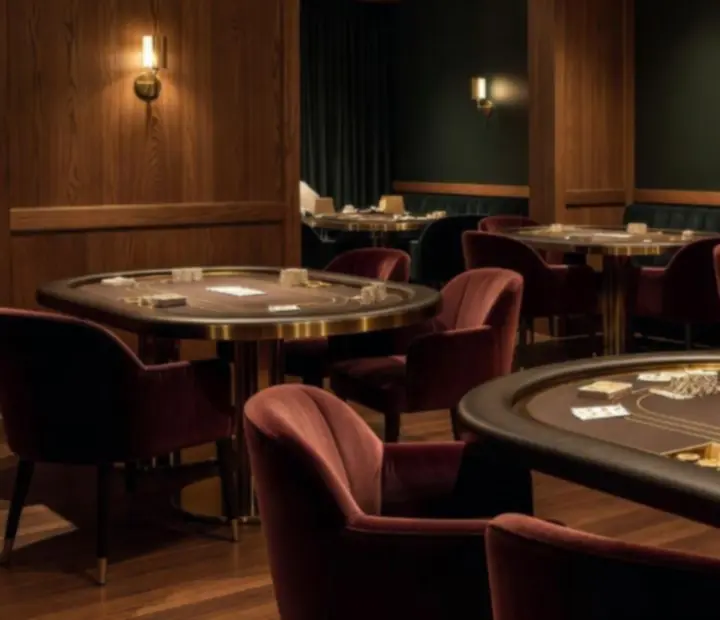 Vue du salon de cartes Vallée Noire avec tables de poker élégantes